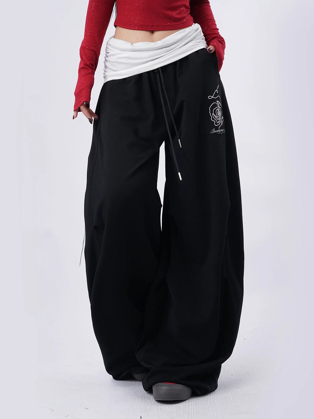 SAMUSAN Rose-embroidered Wide-leg Cargo Pants
