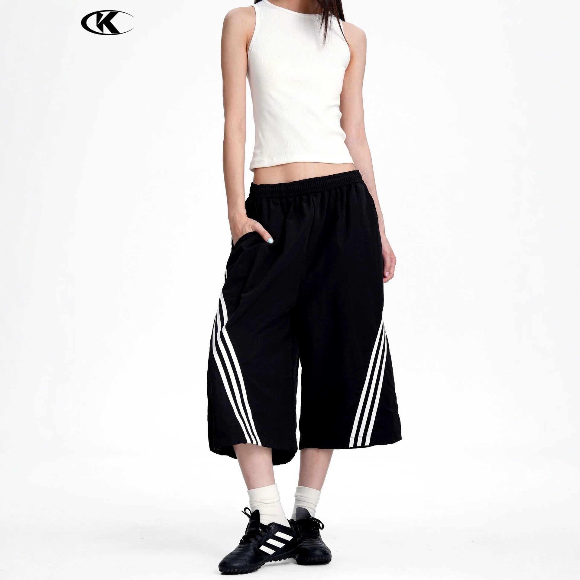 11KN Loose and Versatile Three-bar Sports and Leisure Shorts
