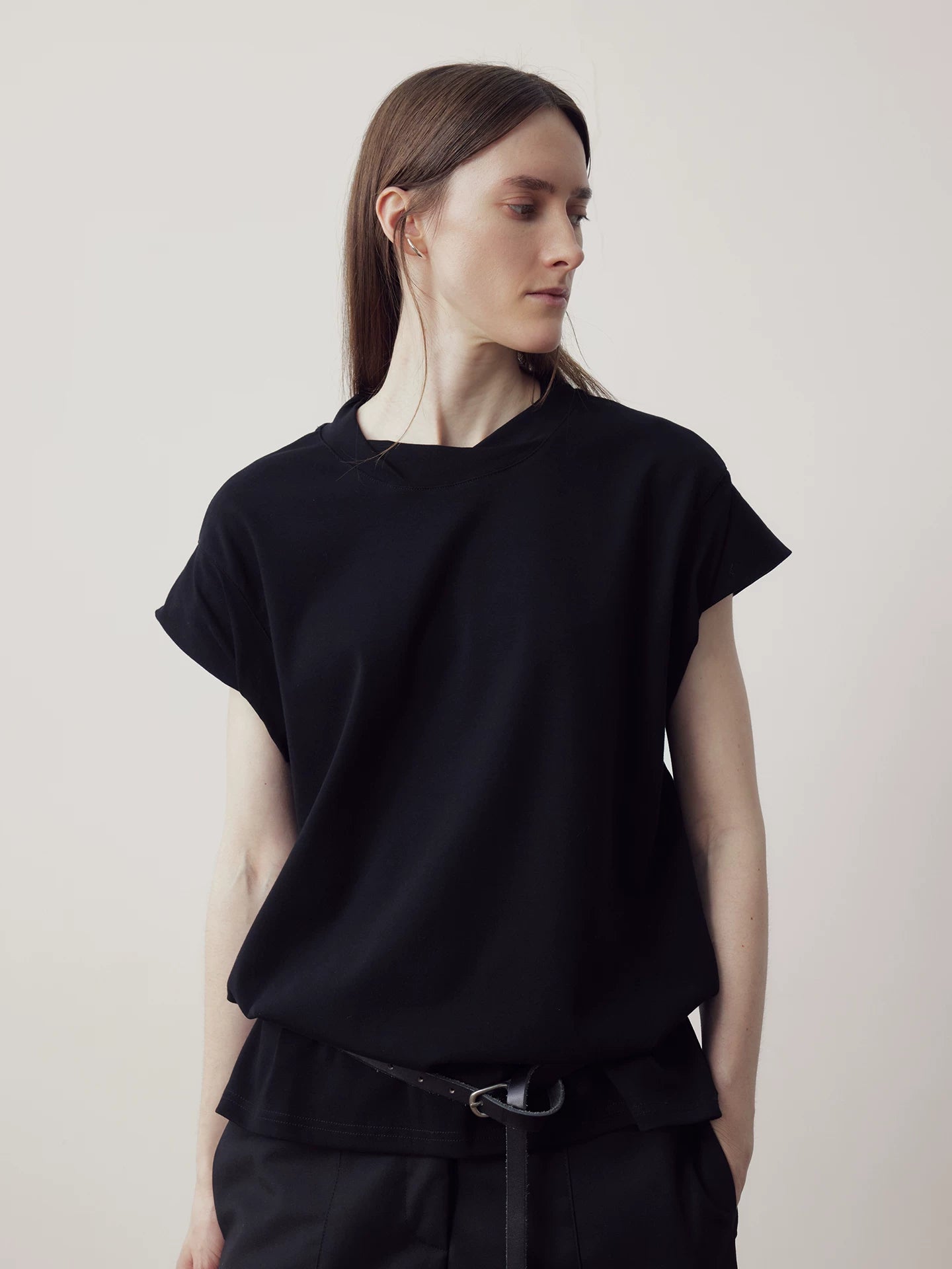 COLN Minimalist Round Neck Tee