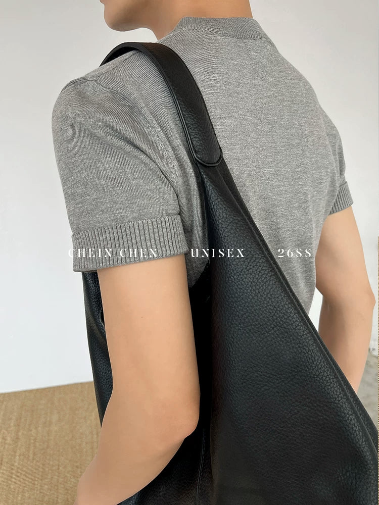 Chein Minimalist Contrasting Color V-neck Knitted Tee