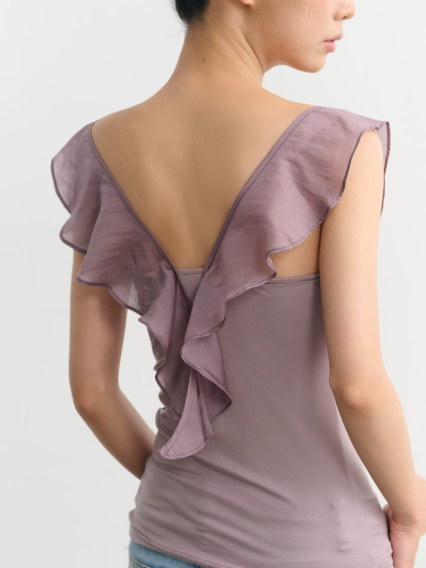 LINY LIBERTY Swing Neck Ruffle Edge Slim Tee