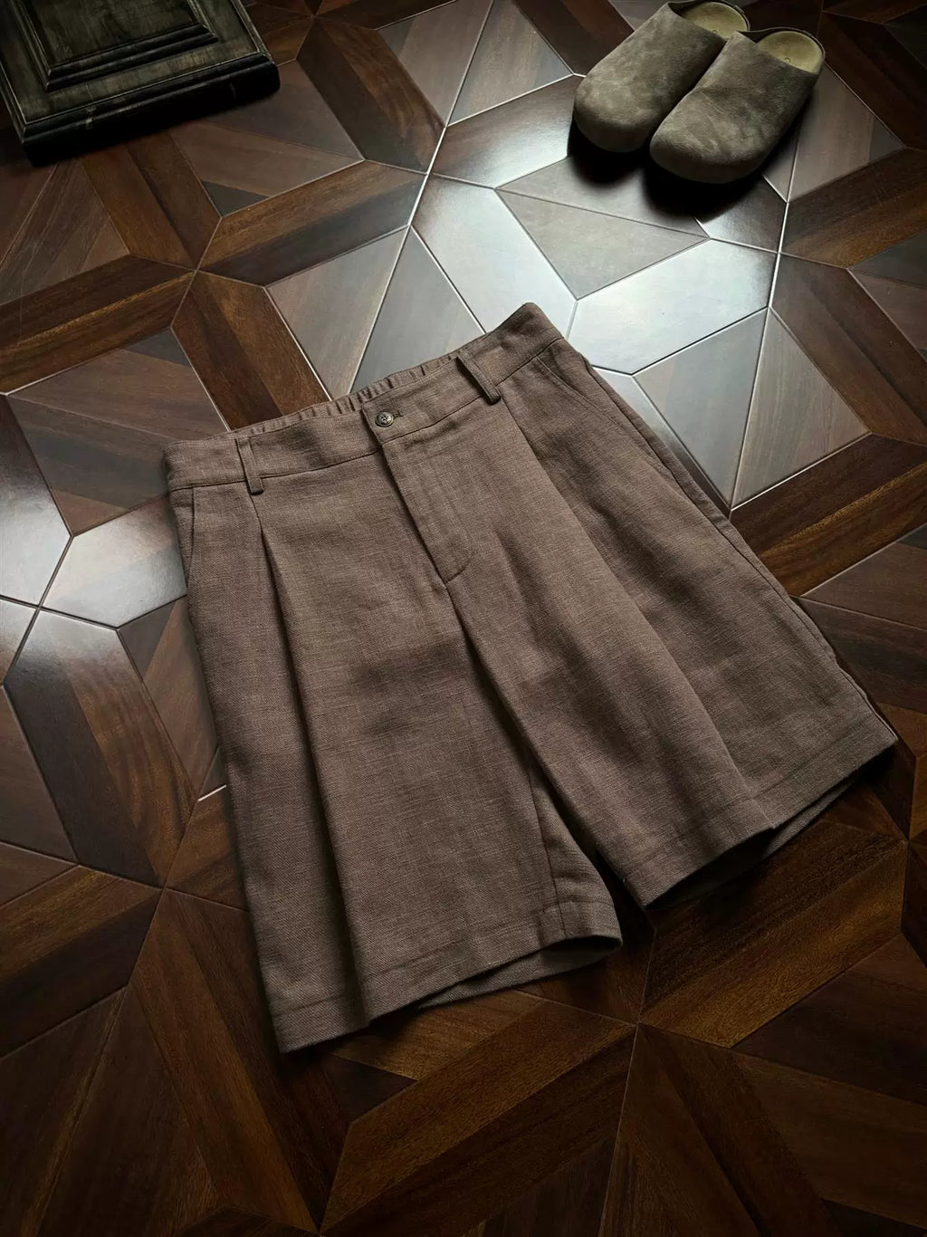 AMBSOM Pleated Straight-leg Shorts