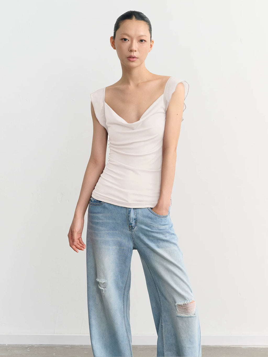 LINY LIBERTY Swing Neck Ruffle Edge Slim Tee