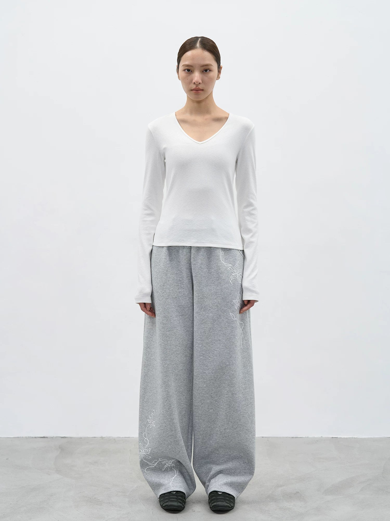 EIGHTHMONTH V-neck Simple and Versatile Long Sleeves