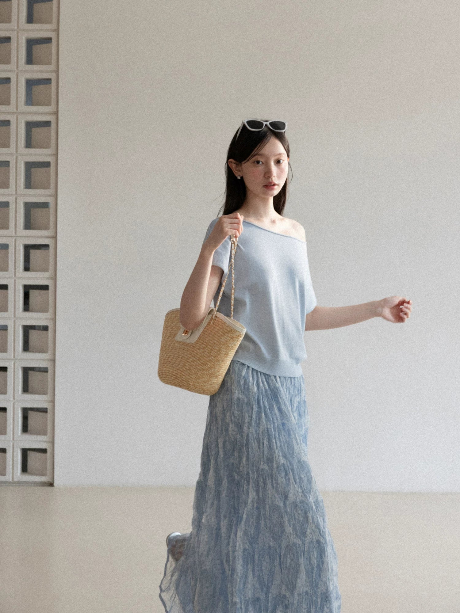 Cantonstory Slanted Shoulder Knitted Loose and Thin Tee