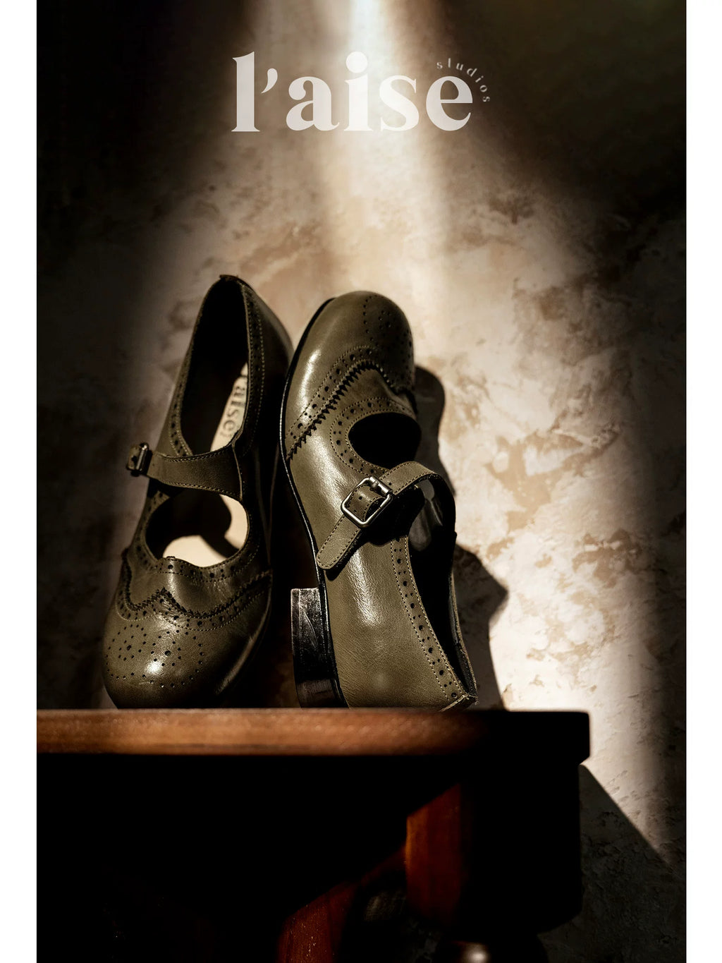 L'aise Carved Round Toe Shoes
