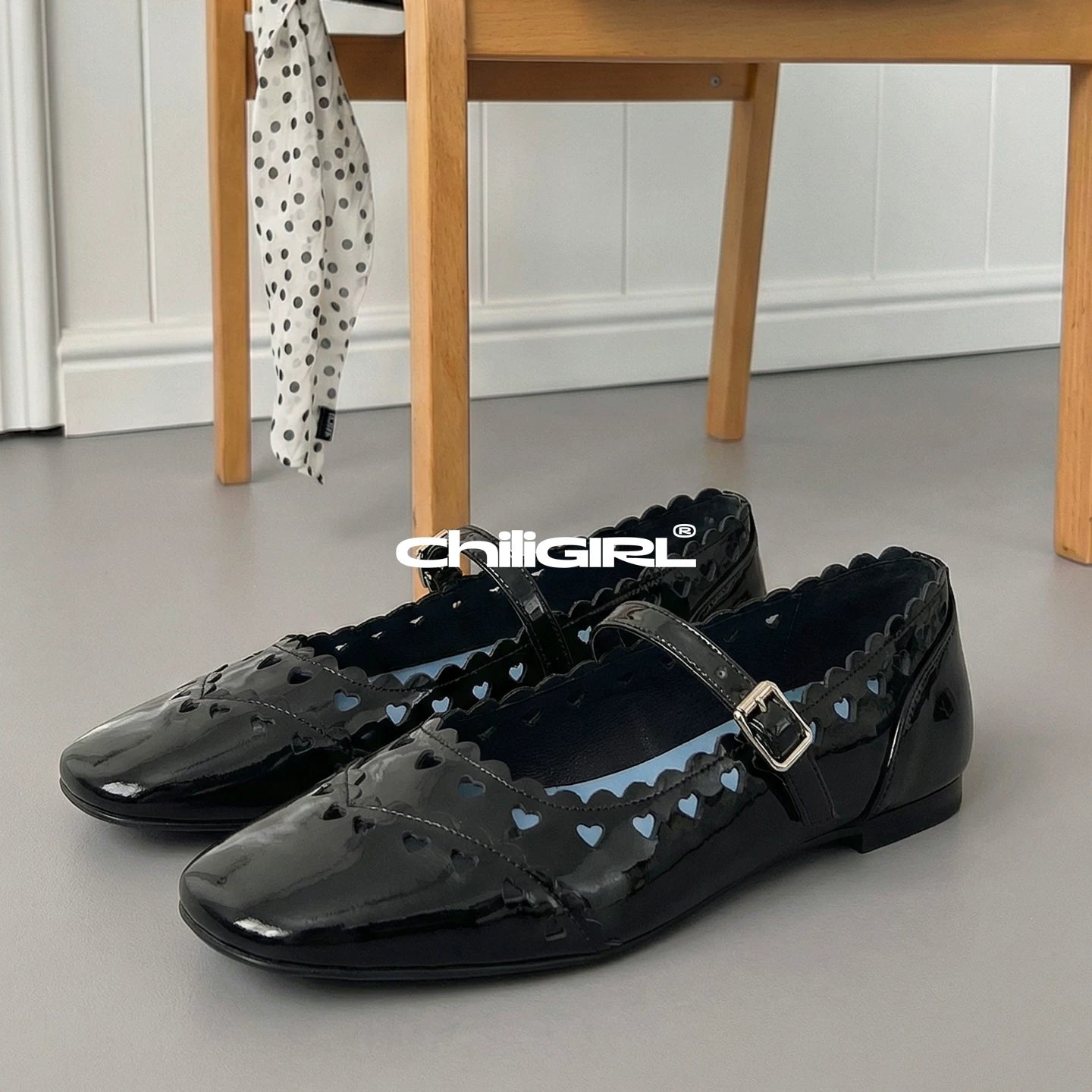 CHILIGIRL Retro One-word Buckle Love Hollow Flat Shoes