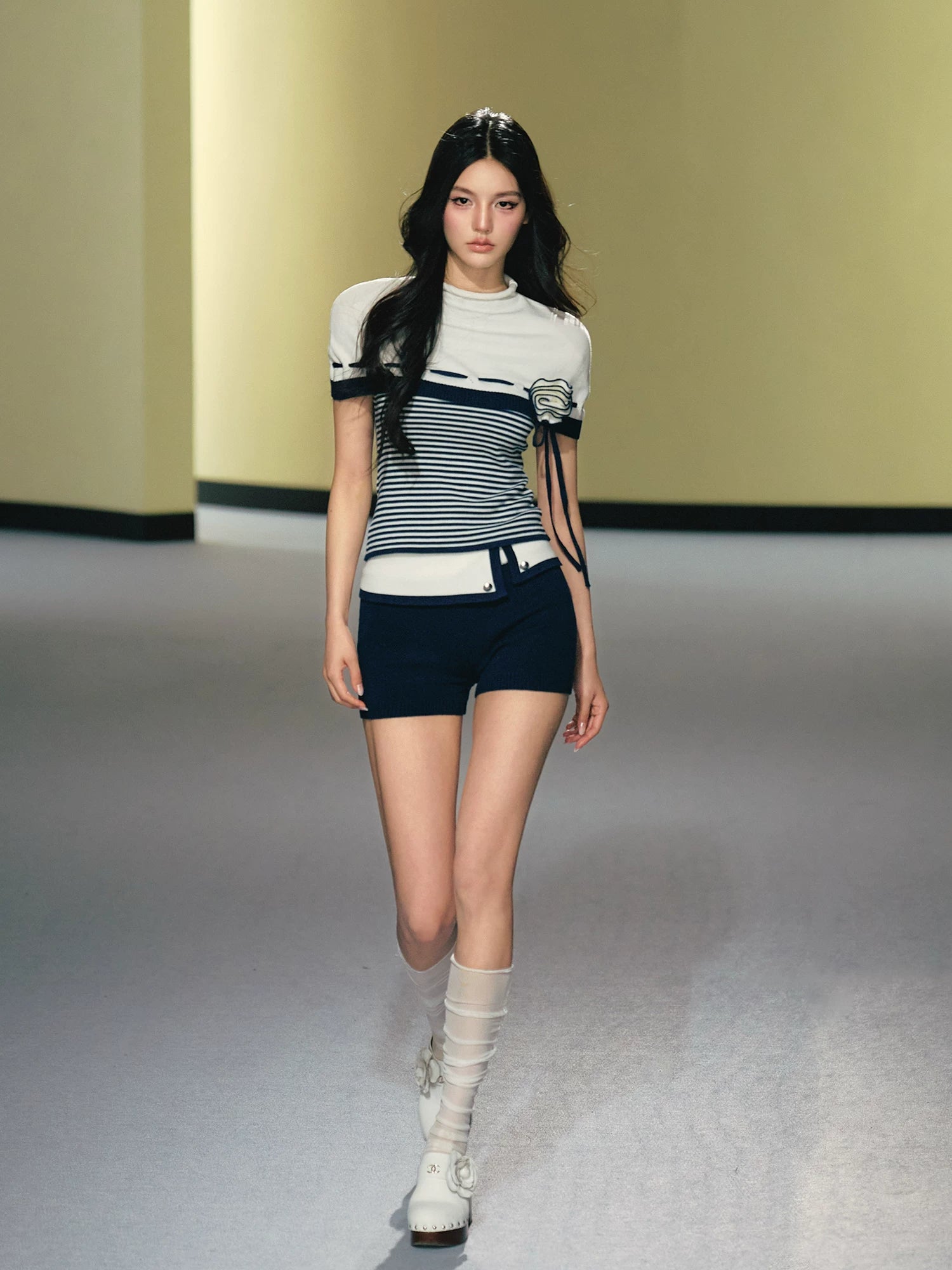 AGAM Flower Semi-turtleneck Top Contrasting Color Flanged Shorts Set