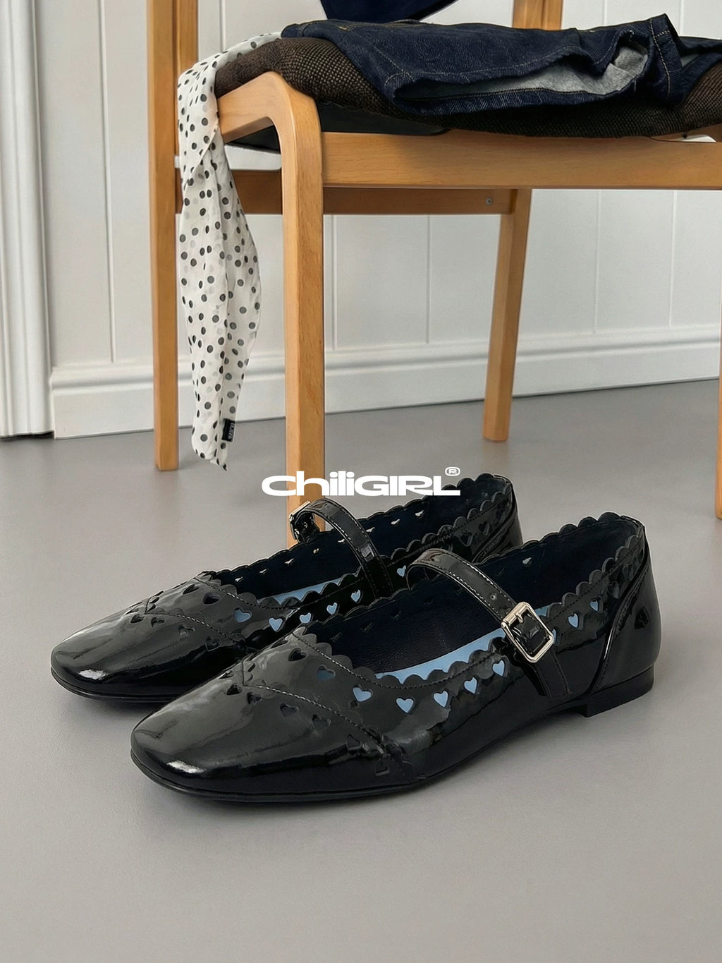 CHILIGIRL Retro One-word Buckle Love Hollow Flat Shoes