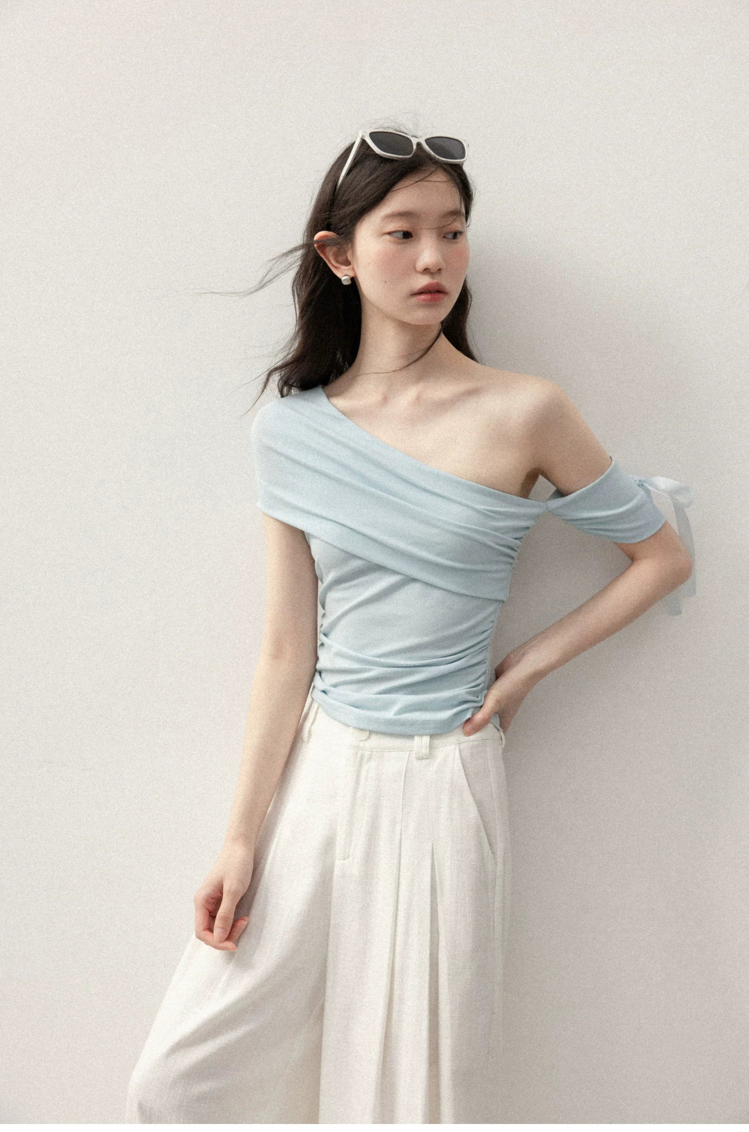 Cantonstory Slanted Shoulder Waist Slim and Thin Tee