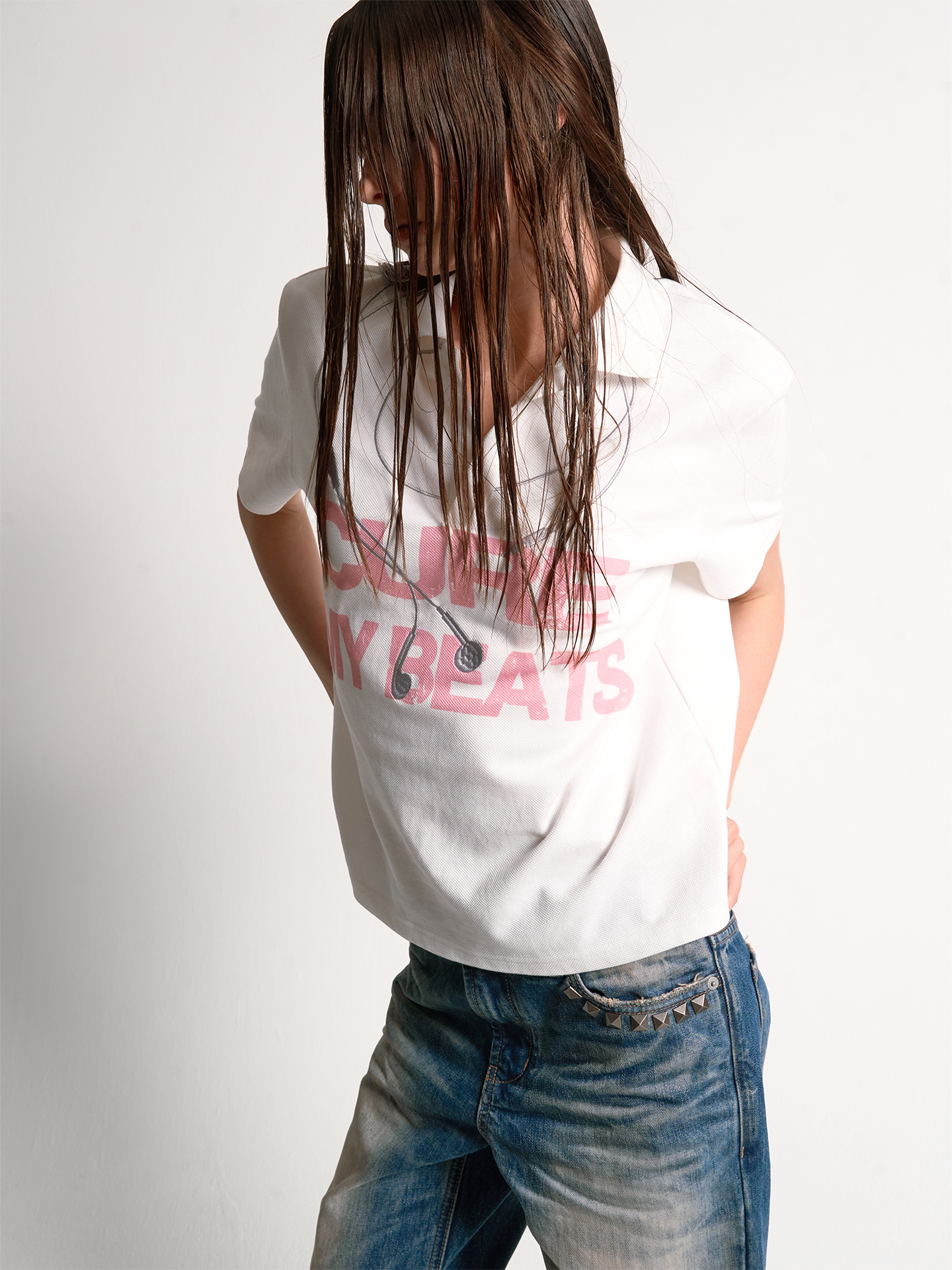 No E Mosen Headphones Embroidery Print Front Shoulder Tee