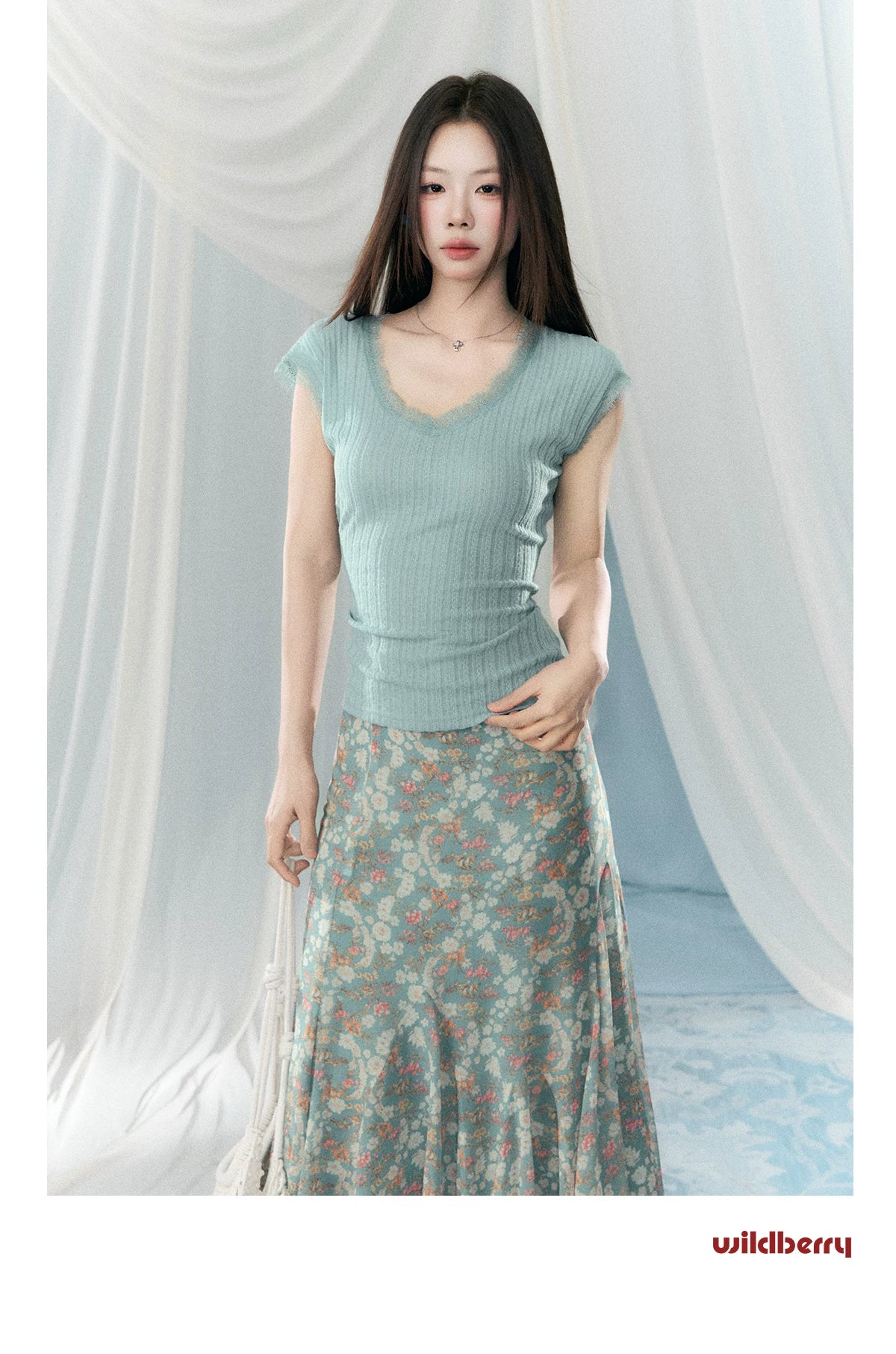 Wildberry V-neck Slim Slim Slim Lace Splicing Tee
