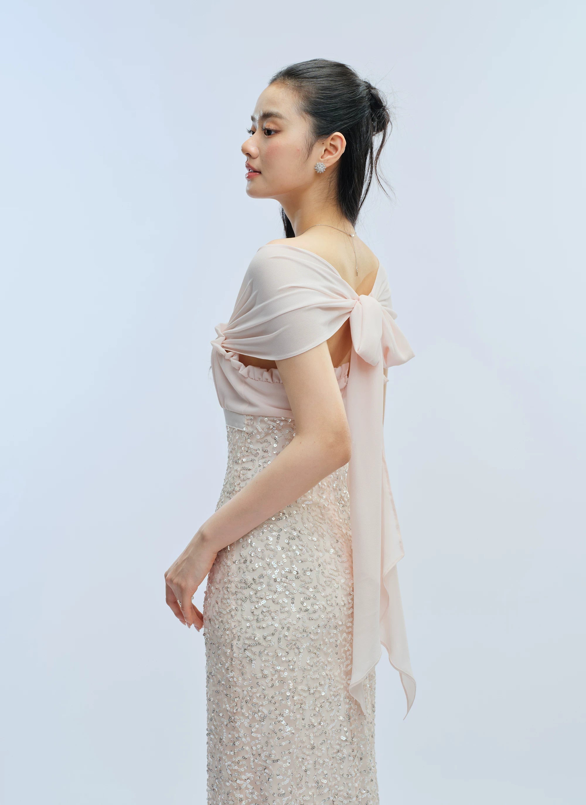 J TheChosen Sequined Streamer Stitching Bow Slim Dress