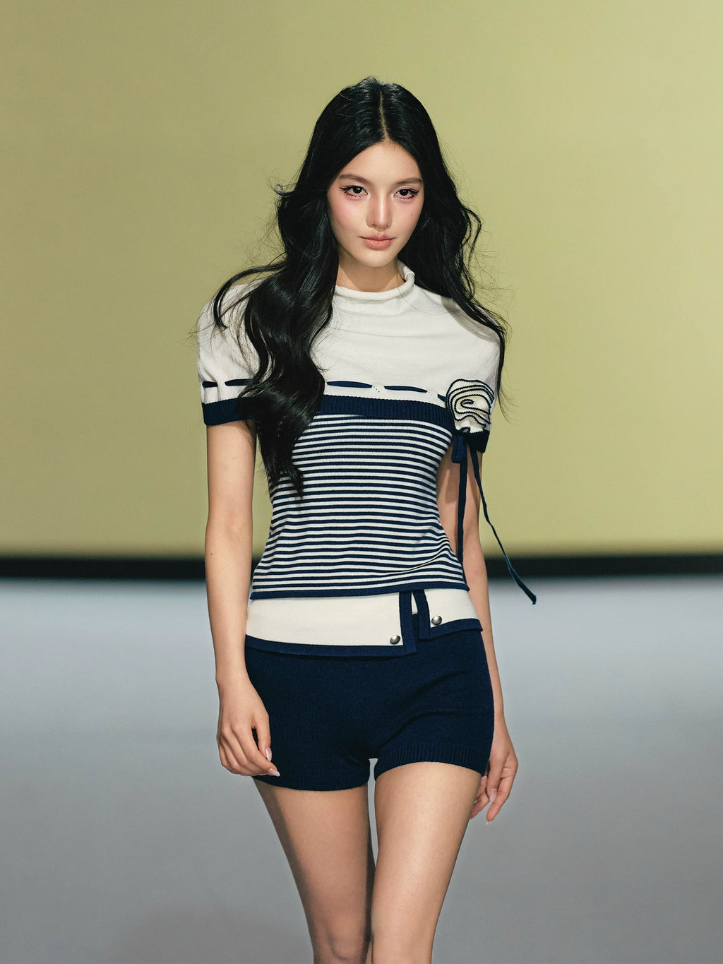 AGAM Flower Semi-turtleneck Top Contrasting Color Flanged Shorts Set