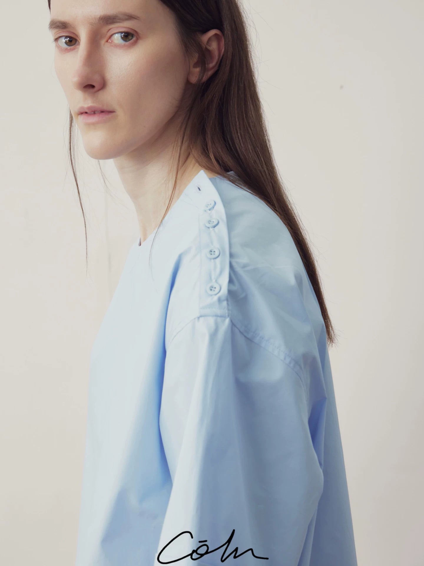 COLN Simple Neckline Button-down Short-sleeved Shirt