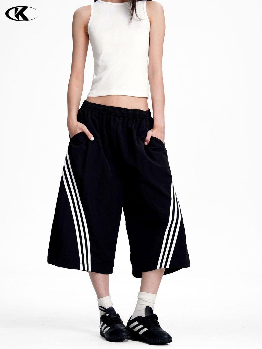 11KN Loose and Versatile Three-bar Sports and Leisure Shorts