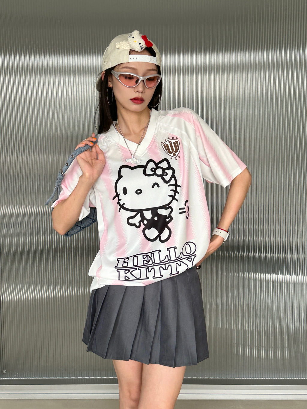 【HELLO KITTY OFFICIAL CO-BRAND】WHOOSIS EMBROIDERED STRIPED FOOTBALL SHORT SLEEVE JERSEY